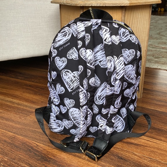 Betsy Johnson black and white heart back pack with matching zipper pouch - Picture 6 of 16